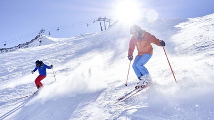 2 Skifahrer auf einer Piste