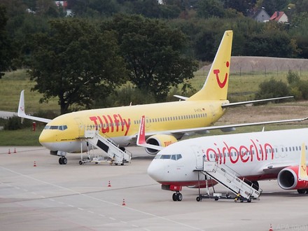 Zwei Flugzeuge am Flughafen