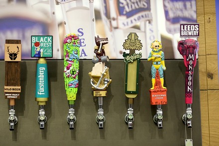 Verschiedene Zapfhähne unbekannter Brauereien