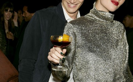 Junges Paar trinkt Cocktail