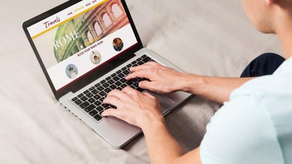 Mann an Laptop Travels