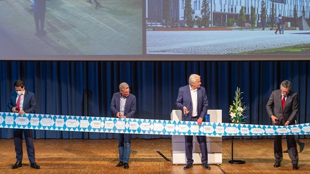 Symbolische Eröffnung der beiden Häuser.