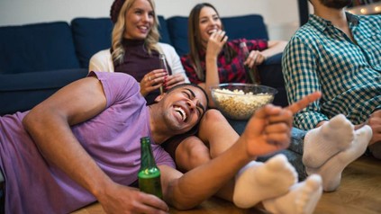 Gruppe beim Fernsehen