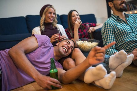 Gruppe beim Fernsehen