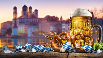 Ein Krug Bier vor der Stadtkuslisse Passaus