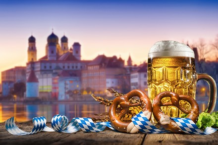 Ein Krug Bier vor der Stadtkuslisse Passaus