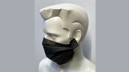 Männerbüste mit schwarzem Einwegmundschutz