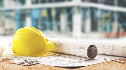 Bauhelm mit Zeichnungen