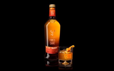 Eine Flasche und ein Glas Fire & Cane