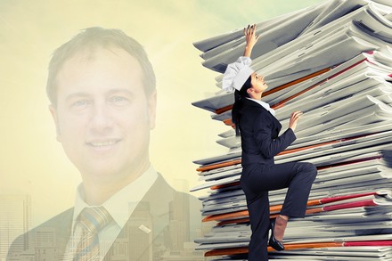 Eine Köchin klettert einen Stapel Akten hoch