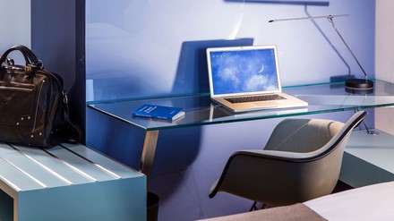 EIn Homeoffice in einem Hotelzimmer