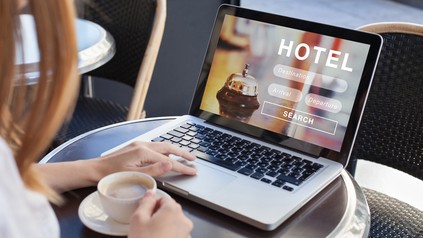 Eine Frau an einem Laptop