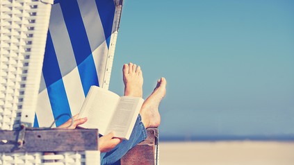 Lesen im Strandkorb