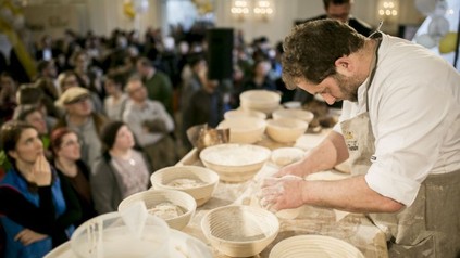 Bäcker vor Publikum in Aktion