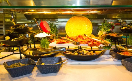 Ein asiatisches Buffet in einem Restuarnat auf einem Kreuzfahrtschiff