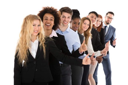 Gruppe von Personen in Businessoutfits halten ihre Daumen hoch