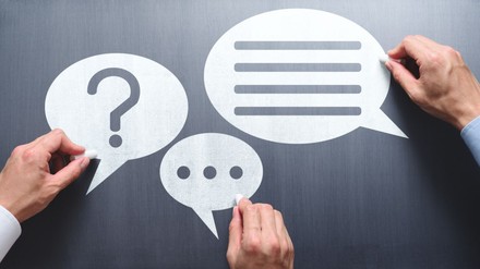 Hände mit Sprechblasen