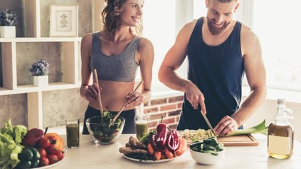 Paar beim Kochen in der eigenen Küche
