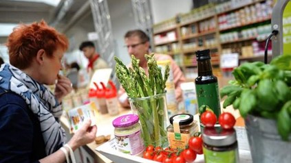 Frau probiert Essen in Geschäft