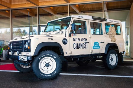 Ein Landrover mit vielen Aufklebern