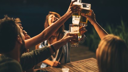 FReundesrunde stößt mit Bier an