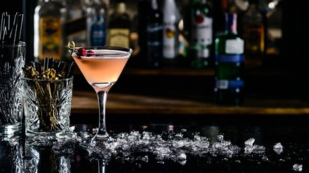 Die Theke an einer Bar