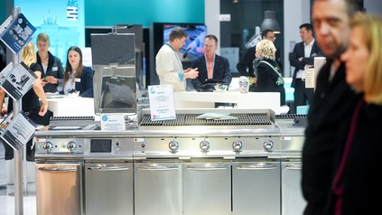 Eine Kochzeile der Gemeinschaftsgastronomie in einer Hmaburger Messehalle