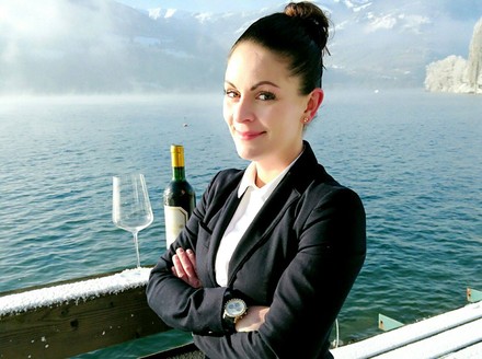 Businessfrau mit verschränkten Armen