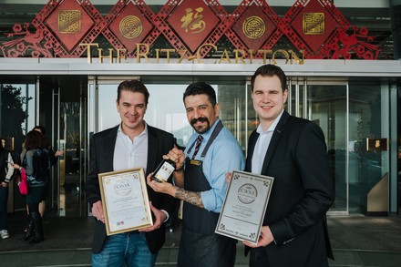 Übergabe der ersten Flasche GINSTR an den Ritz Carlton Bar Manager Oscar Mena in Hong Kong