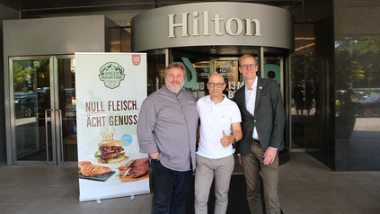 V. l. n. r.: Ademir Husagić, Executive Chef im Hilton Vienna Park, Werner Ott, Geschäftsführer des Start-ups The Green Mountain und Ronald Diesenreiter. Manager im Hilton Vienna Park (Foto: © The Green Mountain)