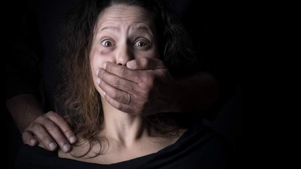 Mann hält Hände vor Mund von Frau