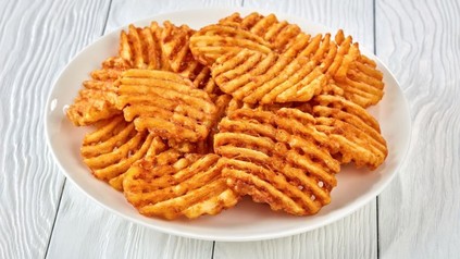 Gitter-Pommes frites auf einem Teller