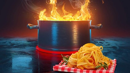 Eine Portion Pasta vor einem brennenden Topf