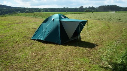 Zelt auf Wiese