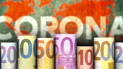 Grafik mit gerollten Euro-Geldscheinen im Vordergrund und dem Wort "Corona" im Hintergrund