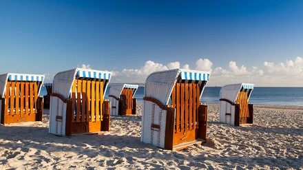 Leere Strandkörbe auf Rügen