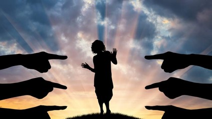 Finger deuten auf Kind