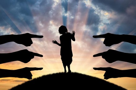 Finger deuten auf Kind