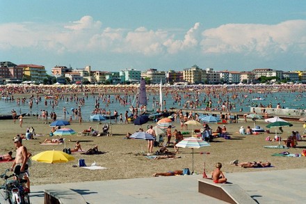 Menschenmenge an Strand in Italien