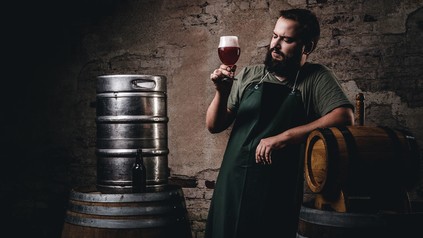 Brauer überprüft die Qualität seinen Craftbieres