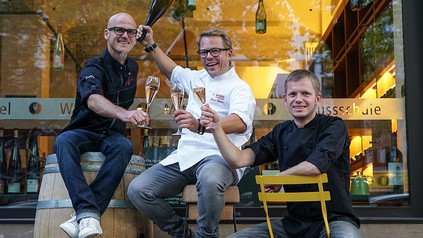 Eine Handvoll berühmter Köche prosten sich zu