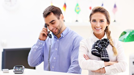 Hotelmitarbeiter am Empfang