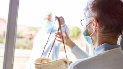 Ein Lieferdienst bringt Essen an die Tür