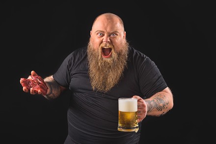 Mann mit Vollbart und Bierkrug