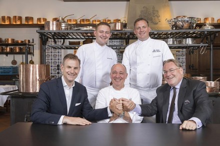 Begrüßen Marc Haeberlin (m.) als neuen kreativen Kopf in der Küche: Robert Herr (General Manager, Bürgenstock Resort), Bertrand Charles (Chef de Cuisine, RitzCoffier, Palace Hotel), Mike Wehrle (Culinary Director, Bürgenstock Resort) und Bruno H. Schöpfer (Managing Director, Bürgenstock Selection)