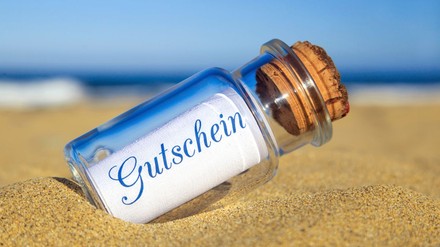 Flaschenpost am Strand mit Gutschein