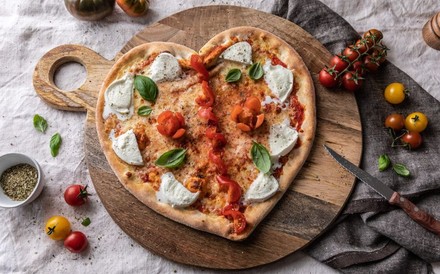 Herzförmige Pizza