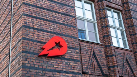Delivery Hero Lieferheld Schild in Berlin Mitte an Hauswand am 04.11.2020