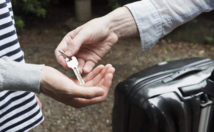 Mann übergibt Wohnungsschlüssel an Touristen