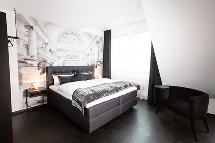 Zimmer „Marmor“ des neuen Boutique-Hotels „K7“ in Bad Nauheim